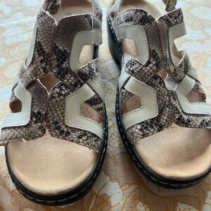 Clark’s NWOT Snakeskin and White Sandals size 7.5